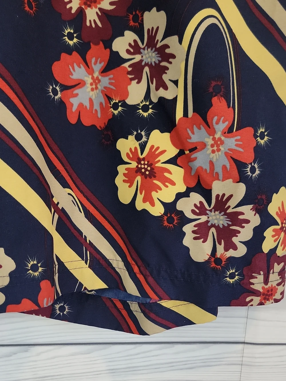 No Boundaries Navy Floral Swim Shorts Red & Yellow Accents Mens Size Waist 34